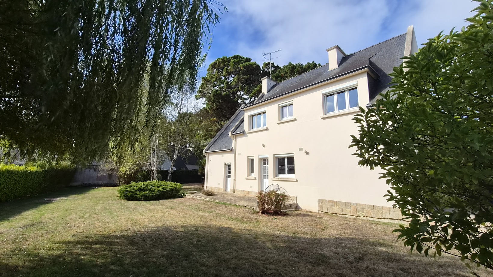 Concarneau – Au coeur du Cabellou, la maison familiale de 133m² & son écrin arboré à 300 m des plages