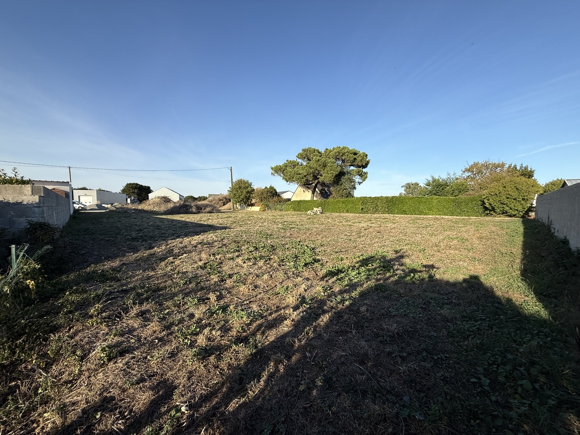 Plomeur – Terrain Constructible de 1 278 m² à Vendre Proche Commerces & Plages