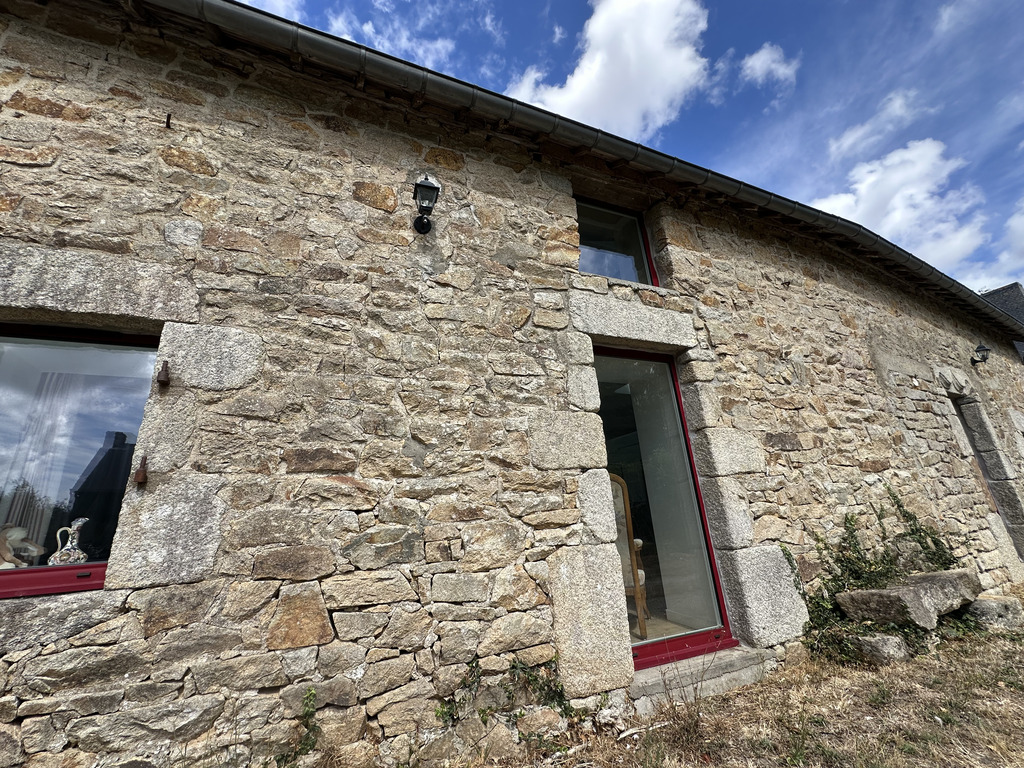 Mellac, L’authenticité d’une longère de 118m² avec sa dépendance  ! A SAISIR RAPIDEMENT !
