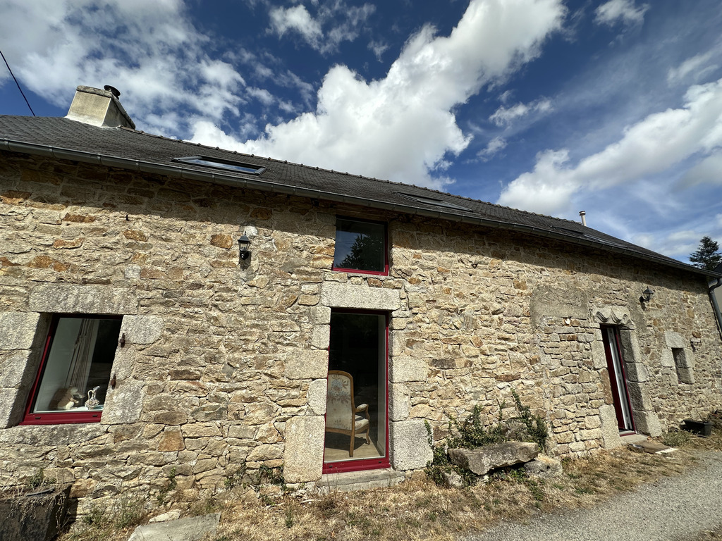 Mellac, L’authenticité d’une longère de 118m² avec sa dépendance  ! A SAISIR RAPIDEMENT !