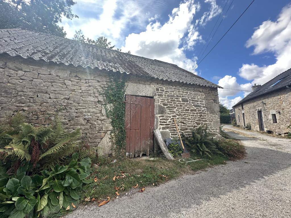 Mellac, L’authenticité d’une longère de 118m² avec sa dépendance  ! A SAISIR RAPIDEMENT !