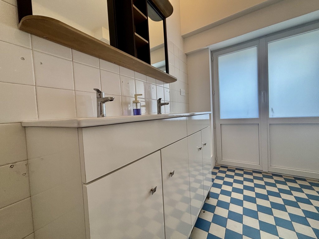 Quimper. Charme & Authenticité pour Maison Familiale Parfaitement Rénovée avec Terrasse