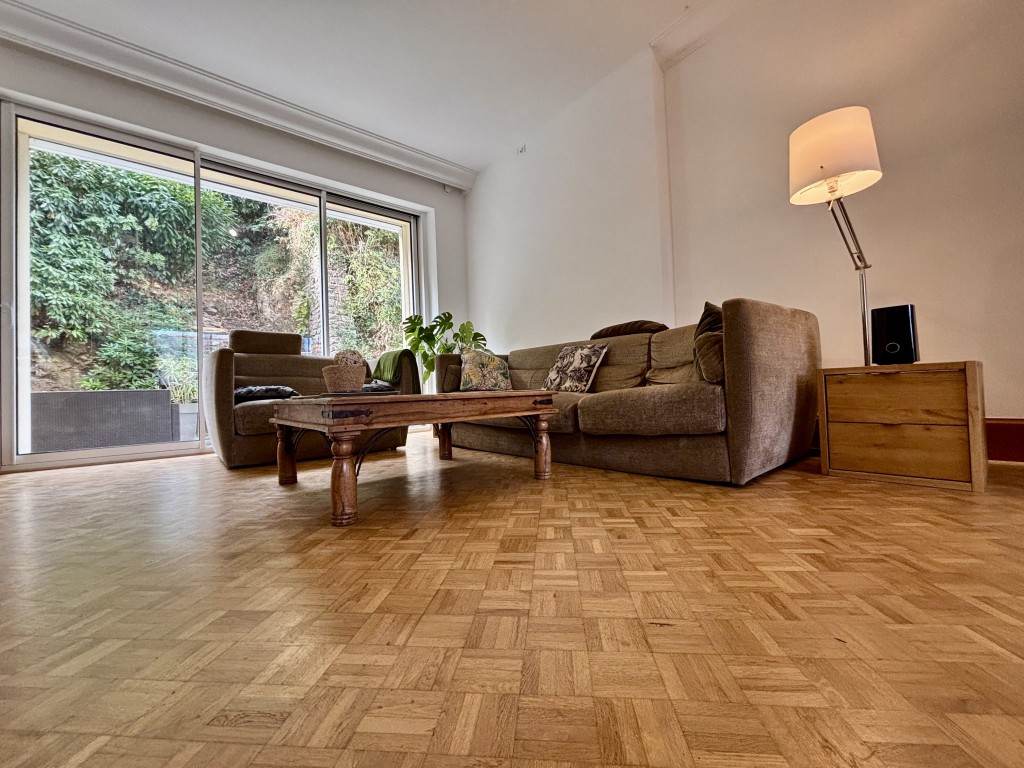 Quimper. Charme & Authenticité pour Maison Familiale Parfaitement Rénovée avec Terrasse