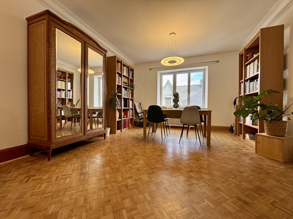 Quimper. Charme & Authenticité pour Maison Familiale Parfaitement Rénovée avec Terrasse
