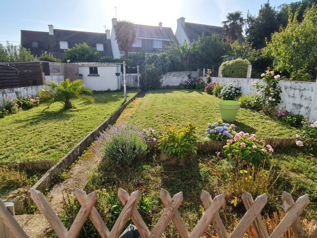 Rénovation Qualitative & Commerces à Pied Pour Cette maison des Années 60 Sur Son Terrain Clos de 280m²
