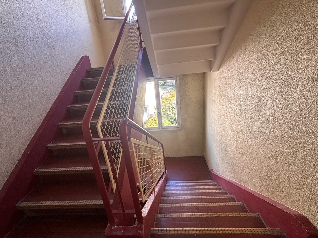 QUIMPER Centre Ville à Pied Pour Cet Appartement T3 De 52 m² A Rénover Dans Une Résidence Sécurisée.