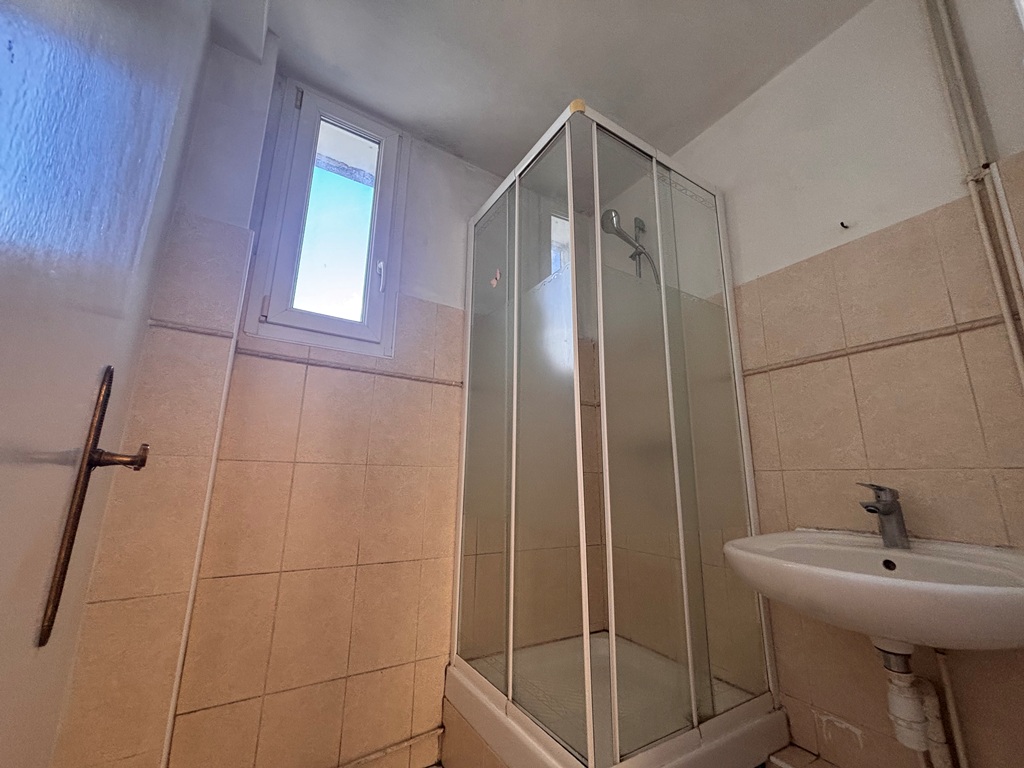 QUIMPER Centre Ville à Pied Pour Cet Appartement T3 De 52 m² A Rénover Dans Une Résidence Sécurisée.