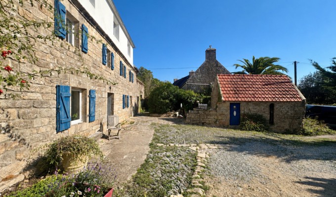 Plogoff – Deux maisons, Quatre Dépendances & un Fort Potentiel Locatif à Proximité de l’Océan