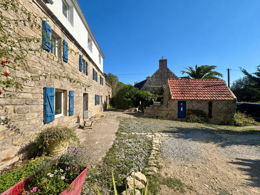 Plogoff – Deux maisons, Quatre Dépendances & un Fort Potentiel Locatif à Proximité de l’Océan