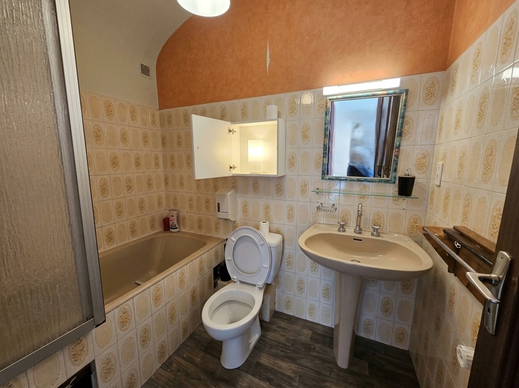 Exclusivité Agence, LE GUILVINEC, Plein Centre, Immeuble Commercial et Habitation A Investir