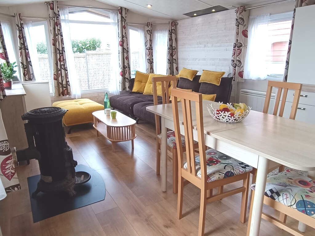 Emplacement Prisé & Volume XXL (72m²) Pour Ce Luxueux Mobil-Home Sur son terrain de loisir de 317 m²,