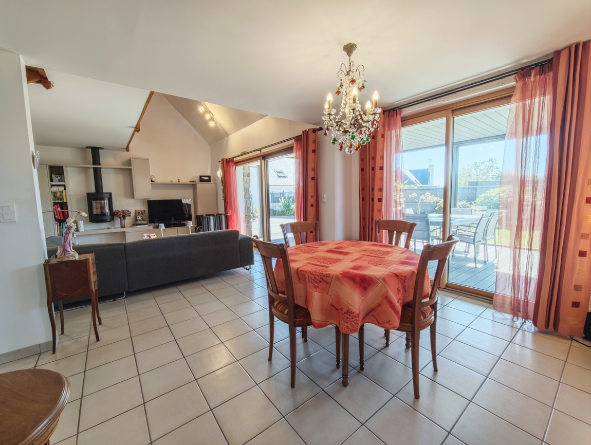 Quimper (8min). Prestations Soignées pour Maison Contemporaine (135 m2) à Deux Pas des Commodités.