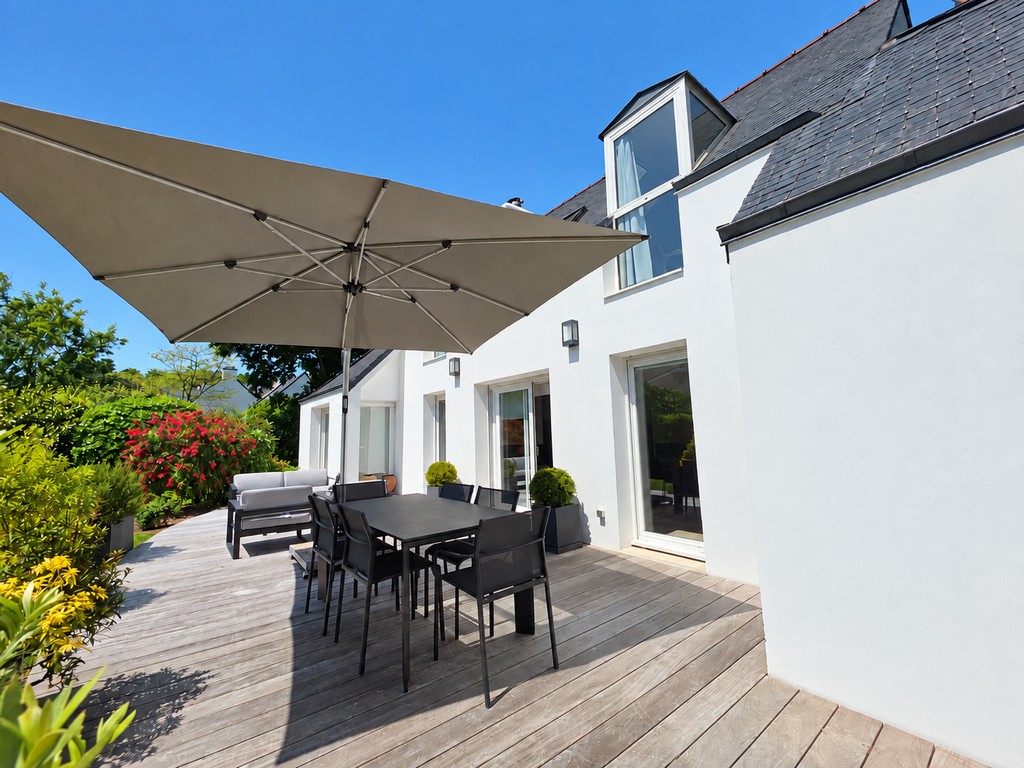 Sainte Marine – L’élégante “Maison d’Architecte” Ouverte sur sa Terrasse & son Vaste Jardin, Proche des Plages & du Port .