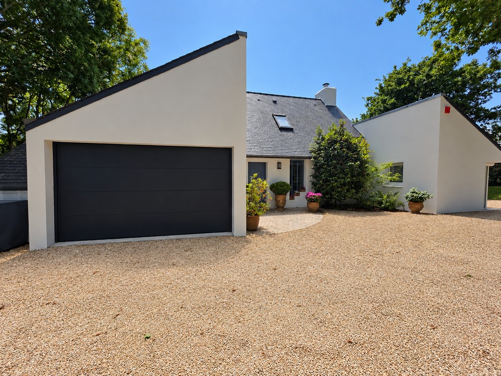 Sainte Marine – L’élégante “Maison d’Architecte” Ouverte sur sa Terrasse & son Vaste Jardin, Proche des Plages & du Port .