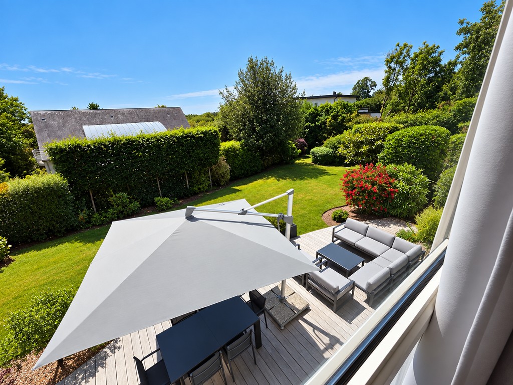 Sainte Marine – L’élégante “Maison d’Architecte” Ouverte sur sa Terrasse & son Vaste Jardin, Proche des Plages & du Port .