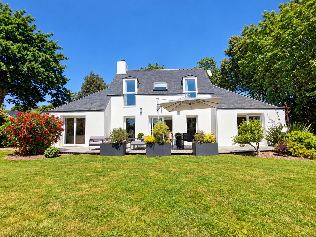 Sainte Marine – L’élégante “Maison d’Architecte” Ouverte sur sa Terrasse & son Vaste Jardin, Proche des Plages & du Port .