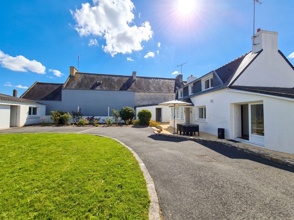 LOCTUDY, A 50 mètres de La Plage, Maison Bigoudène Entièrement rénovée Avec Garage et Jardin de 500m²