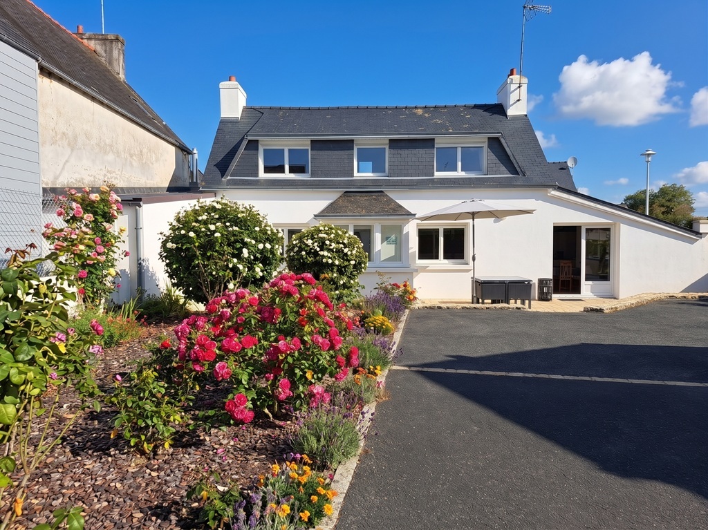 LOCTUDY, A 50 mètres de La Plage, Maison Bigoudène Entièrement rénovée Avec Garage et Jardin de 500m²