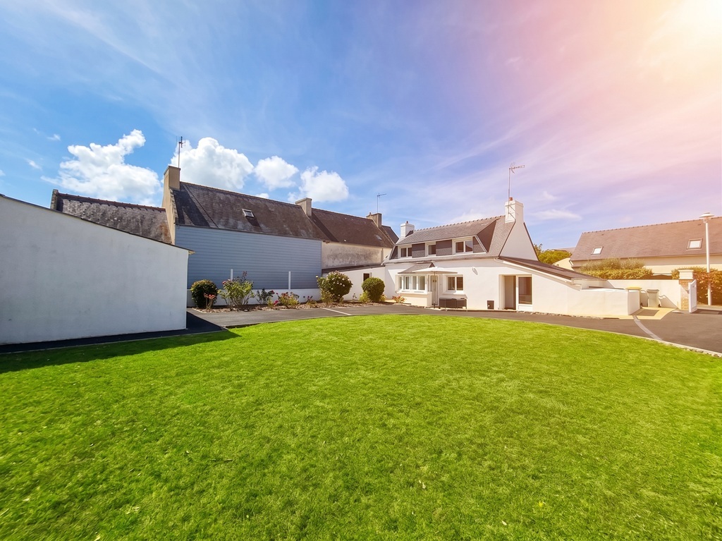 LOCTUDY, A 50 mètres de La Plage, Maison Bigoudène Entièrement rénovée Avec Garage et Jardin de 500m²