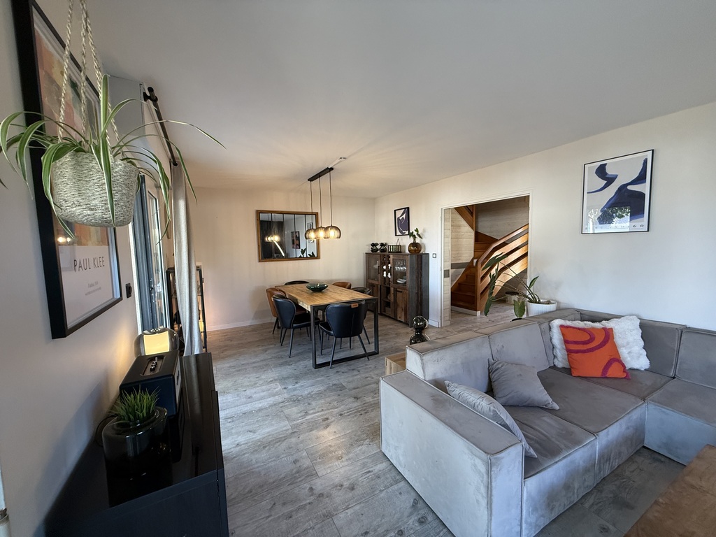 Lesconil – Jolie Maison de 100m² avec Terrasse & Garage à Quelques pas de la Plage et des Commerces