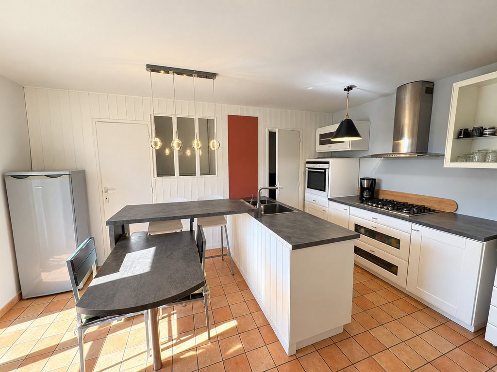 Aux Portes de Lorient – L’Elégante & Chaleureuse Maison de Caractère du XXᵉ Siècle & Sa Maison d’Amis Indépendante