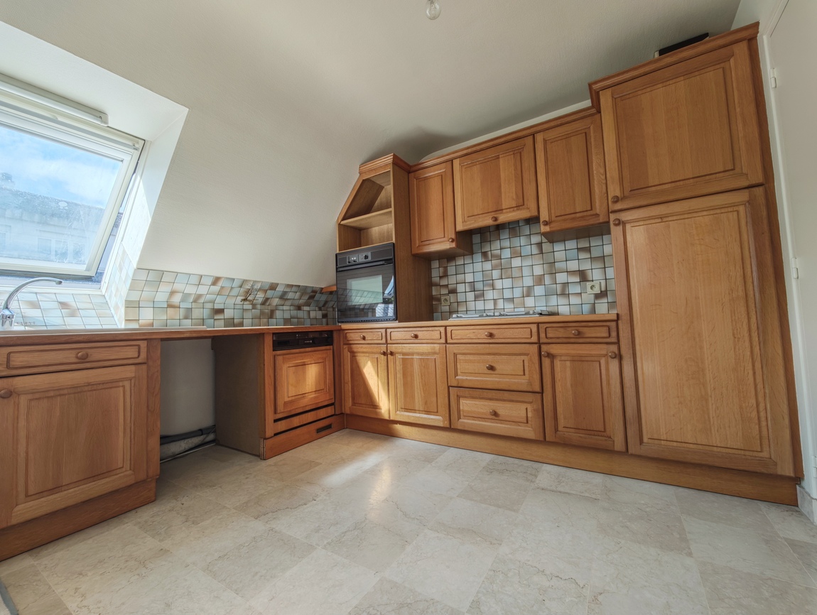 Quimper Centre Ville. Rare Appartement T3 (100 m2) au dernier Étage avec Ascenseur, Balcon & Garage.