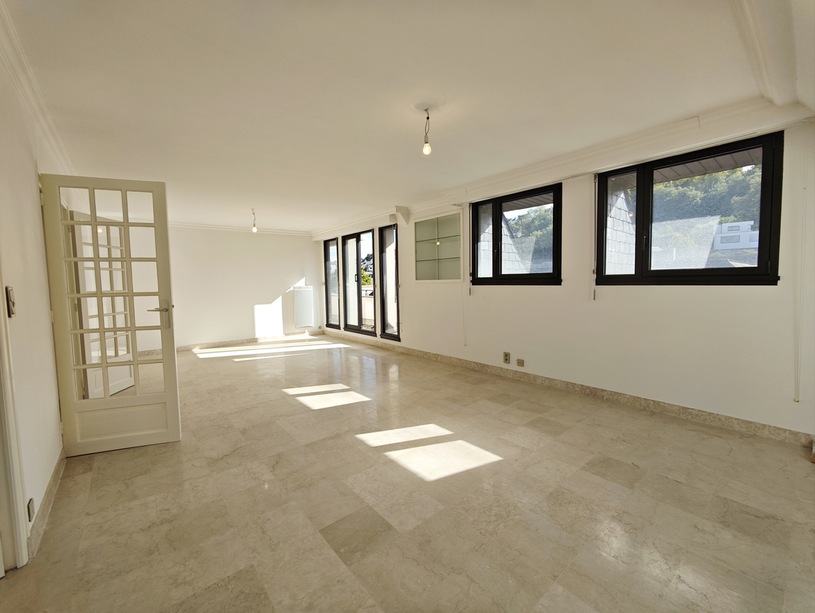Quimper Centre Ville. Rare Appartement T3 (100 m2) au dernier Étage avec Ascenseur, Balcon & Garage.