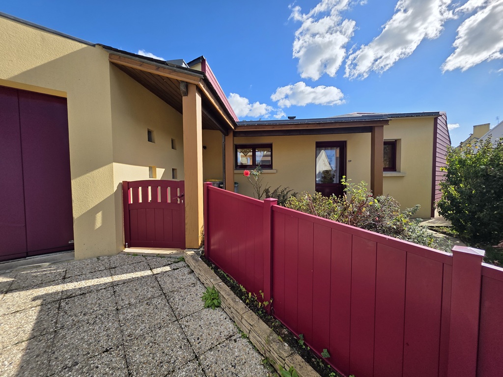PONT L’ABBE, A 5 min du Centre-Ville à pied, Maison de Plain-pied 3 chambres Avec Jardin et Garage