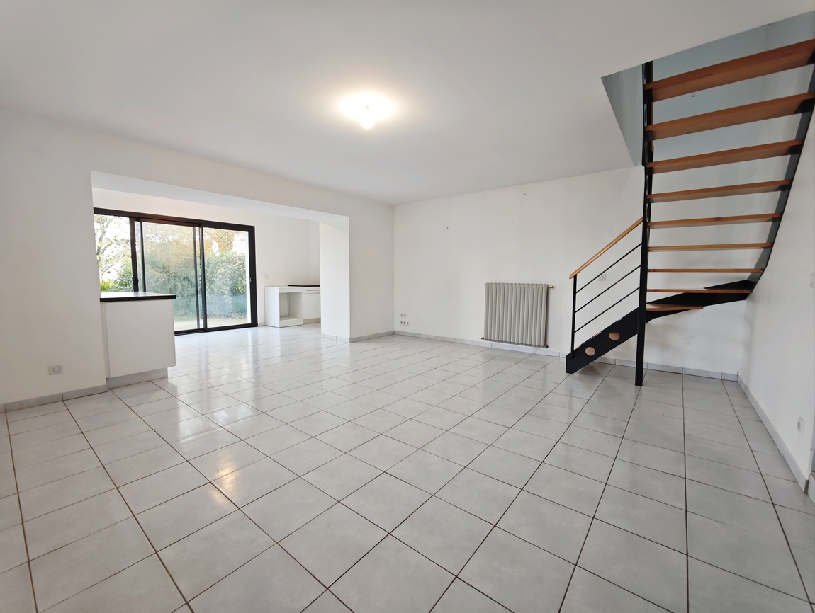 Briec. Maison 2 Chambres sur Terrain de 660 m2 à Deux Pas des Commodités du Centre Ville.