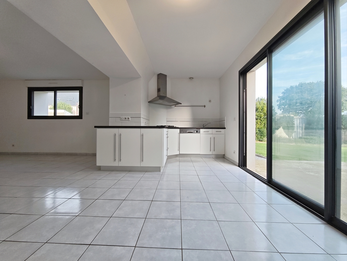 Briec. Maison 2 Chambres sur Terrain de 660 m2 à Deux Pas des Commodités du Centre Ville.