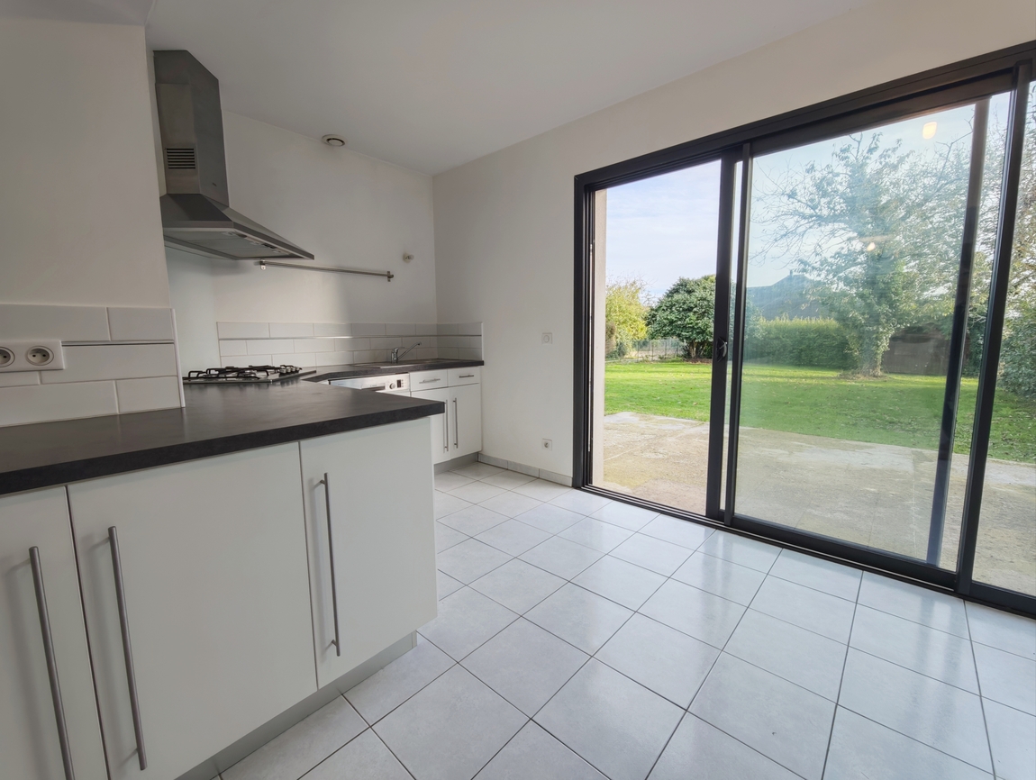 Quimper (10 min). Maison 2 Chambres sur Terrain de 660 m2 à Deux Pas des Commodités du Centre Ville.