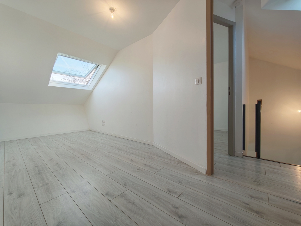 Quimper (10 min). Maison 2 Chambres sur Terrain de 660 m2 à Deux Pas des Commodités du Centre Ville.