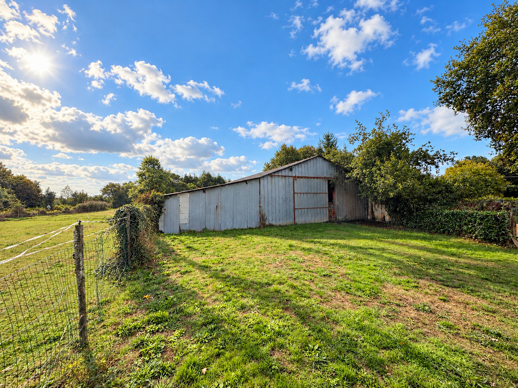 Pluvigner – La Maison de Plain-Pied & Son Terrain Équestre de 1,8 Ha Avec Hangar de 200m²