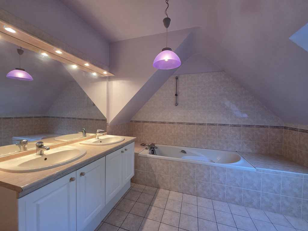 Pont L’abbé, Quartier résidentiel, Maison Contemporaine avec son Beau Jardin de 2194 m²