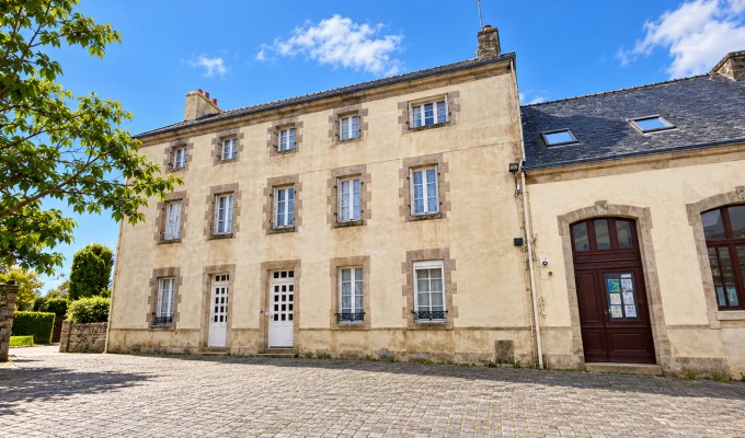 Rosporden en plein Centre L’ancien Presbytère à Réhabiliter avec Jardin de 1000 m²