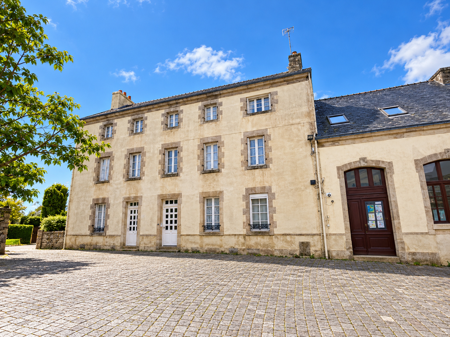 Rosporden en plein Centre L’ancien Presbytère à Réhabiliter avec Jardin de 1000 m²