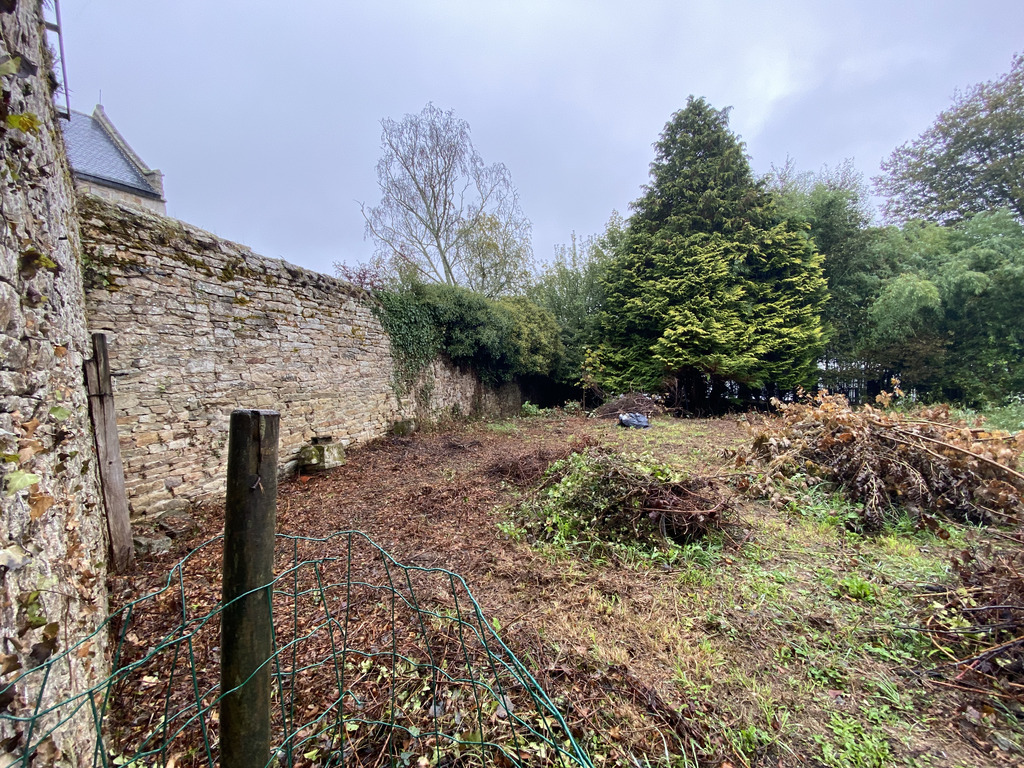 Rosporden en plein Centre L’ancien Presbytère à Réhabiliter avec Jardin de 1000 m²