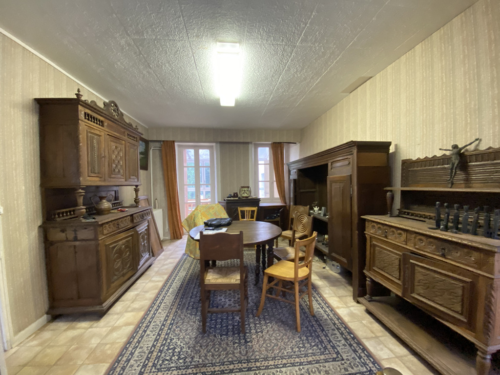 Rosporden en plein Centre L’ancien Presbytère à Réhabiliter avec Jardin de 1000 m²