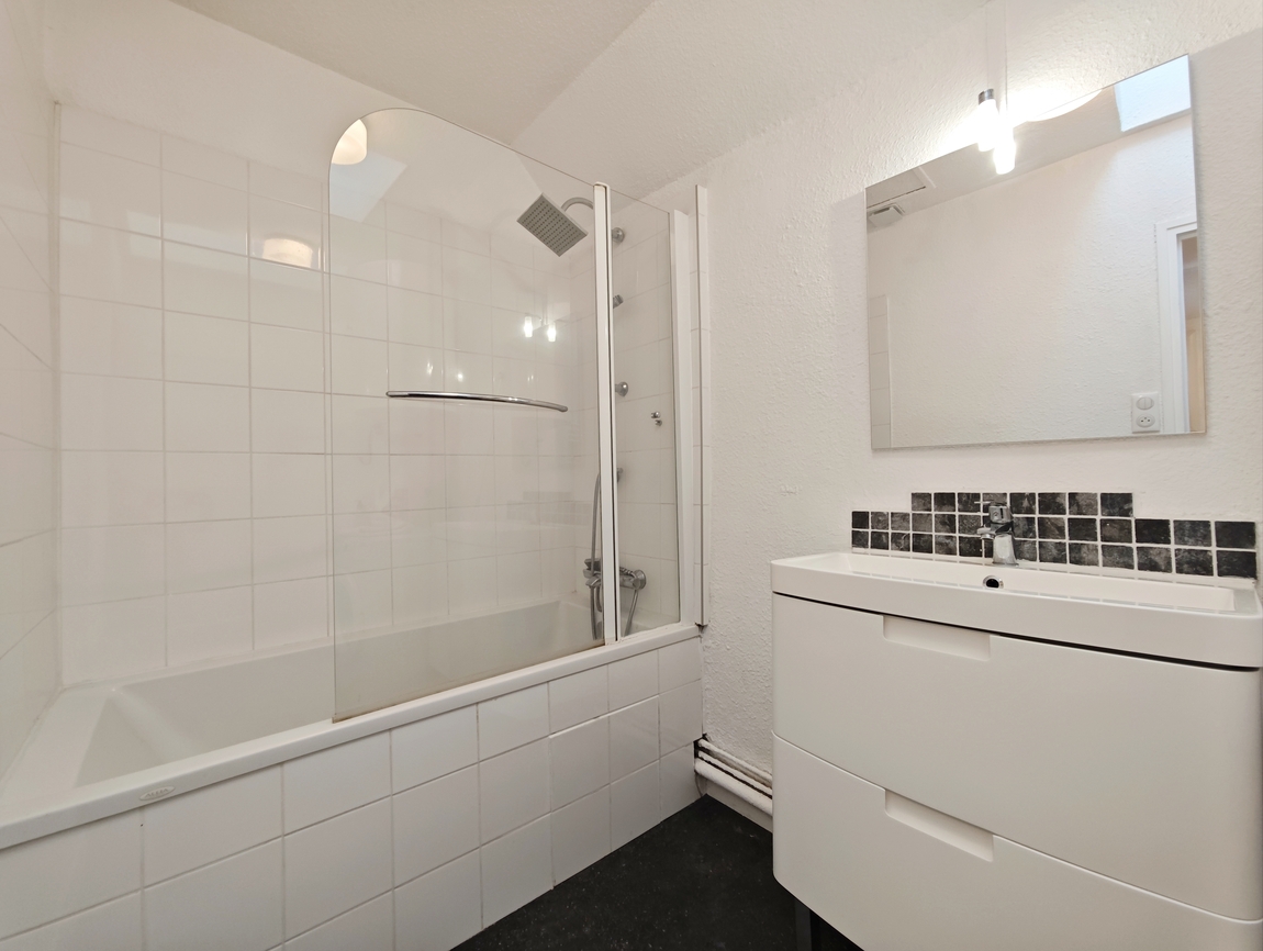 Quimper Centre Historique. Appartement T3 au Dernier Étage avec sa Vue Dégagée.