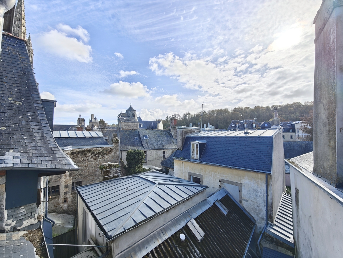 Quimper Centre Historique. Appartement T3 au Dernier Étage avec sa Vue Dégagée.