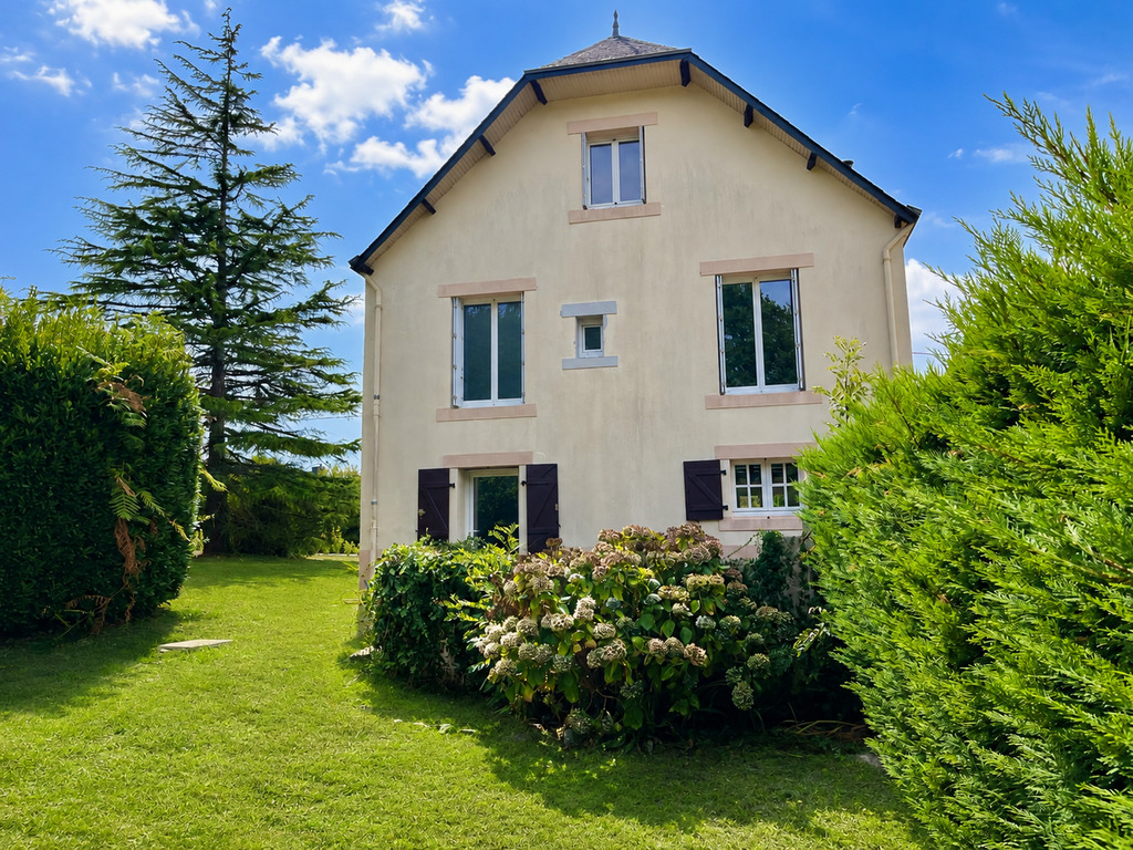 Moëlan-sur-mer, Élégante maison des années 30′ avec vue sur un terrain clos de 1642m²