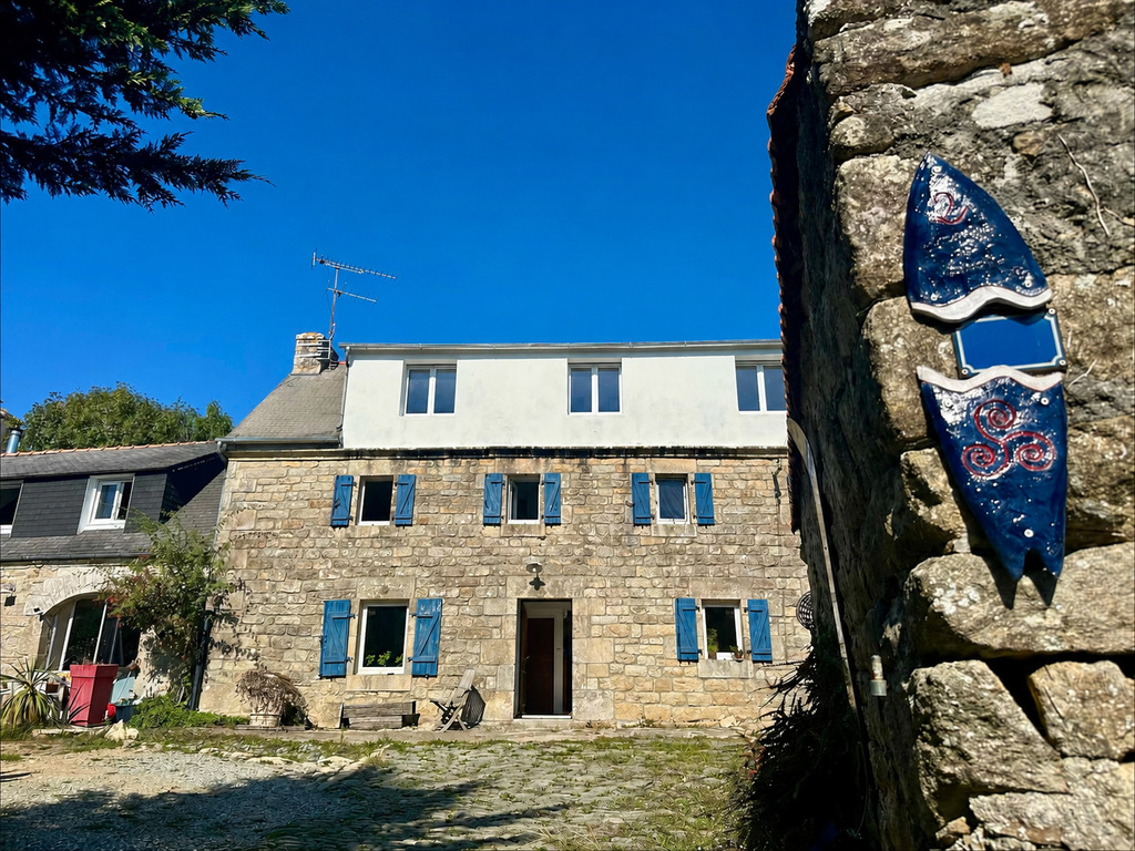 Plogoff – Deux maisons, Quatre Dépendances & un Fort Potentiel Locatif à Proximité de l’Océan