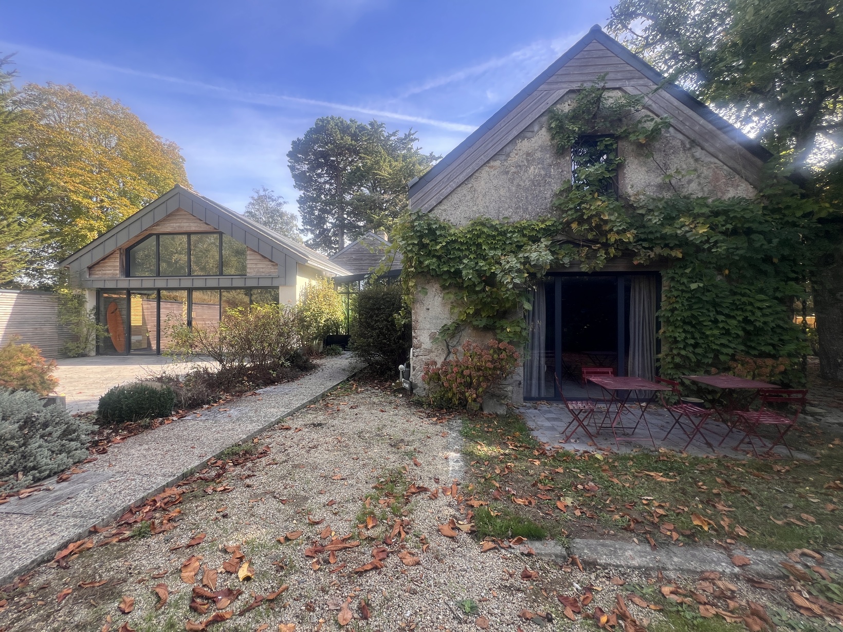 Quéven – L’Improbable Alliance de l’Ancien & du Moderne : 400 m², Piscine Intérieure & Terrain Constructible de 2 500 m²