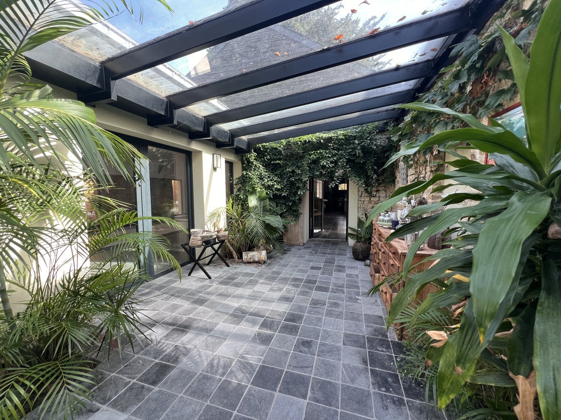 Quéven – L’Improbable Alliance de l’Ancien & du Moderne : 400 m², Piscine Intérieure & Terrain Constructible de 2 500 m²