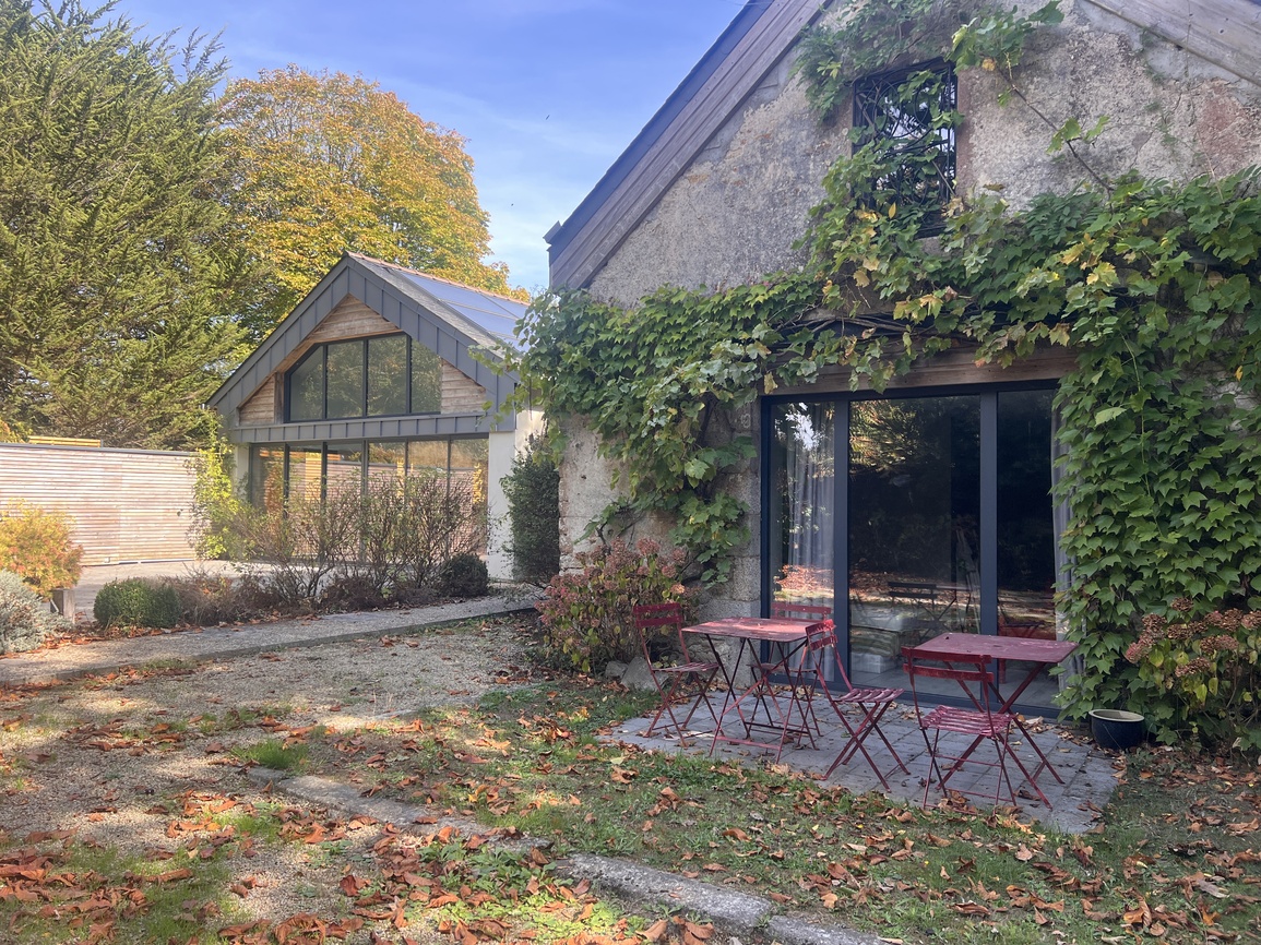 Quéven – L’Improbable Alliance de l’Ancien & du Moderne : 400 m², Piscine Intérieure & Terrain Constructible de 2 500 m²
