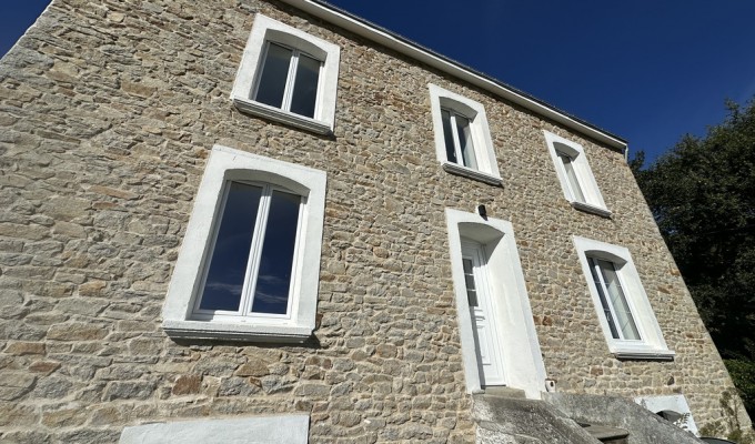 Querrien- Caractère & Luminosité Pour Cette Maison En Pierre Entièrement Rénovée de 150 m² avec Jardin & Vue Dégagée !