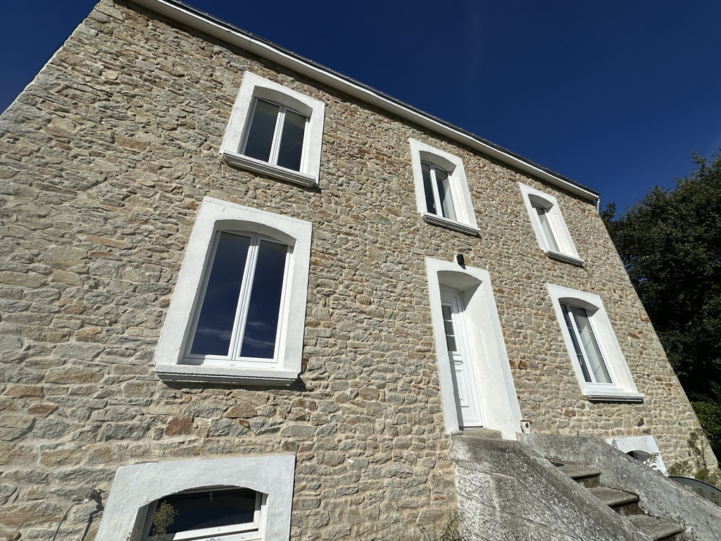 Querrien- Caractère & Luminosité Pour Cette Maison En Pierre Entièrement Rénovée de 150 m² avec Jardin & Vue Dégagée !