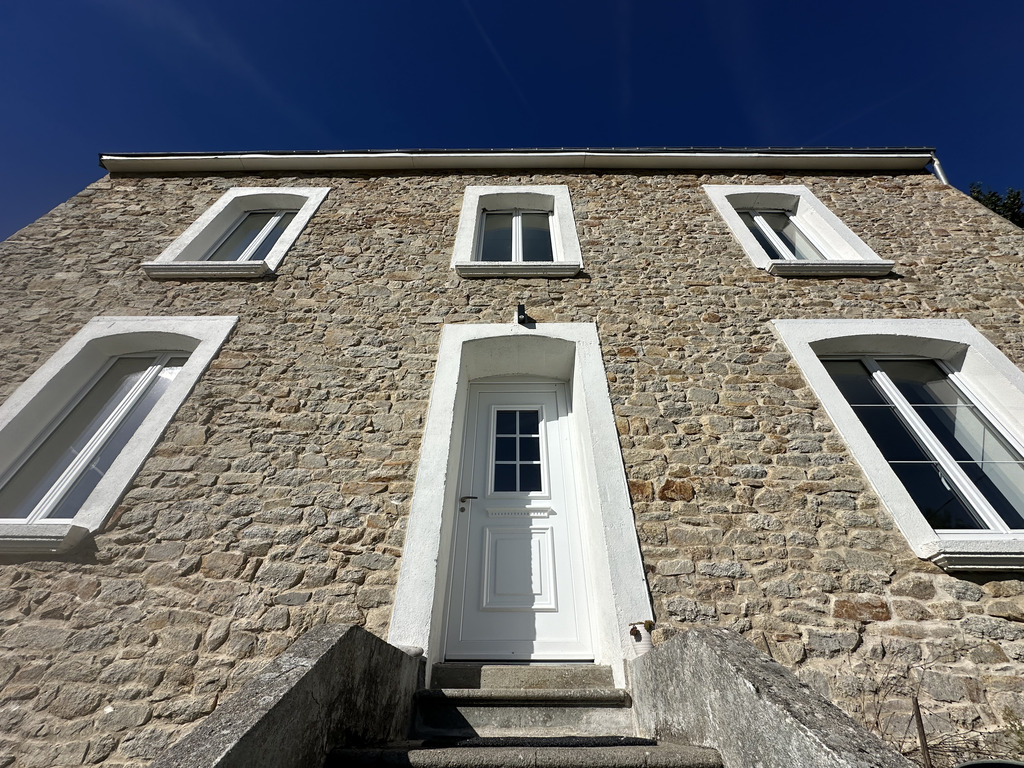 Querrien- Caractère & Luminosité Pour Cette Maison En Pierre Entièrement Rénovée de 150 m² avec Jardin & Vue Dégagée !