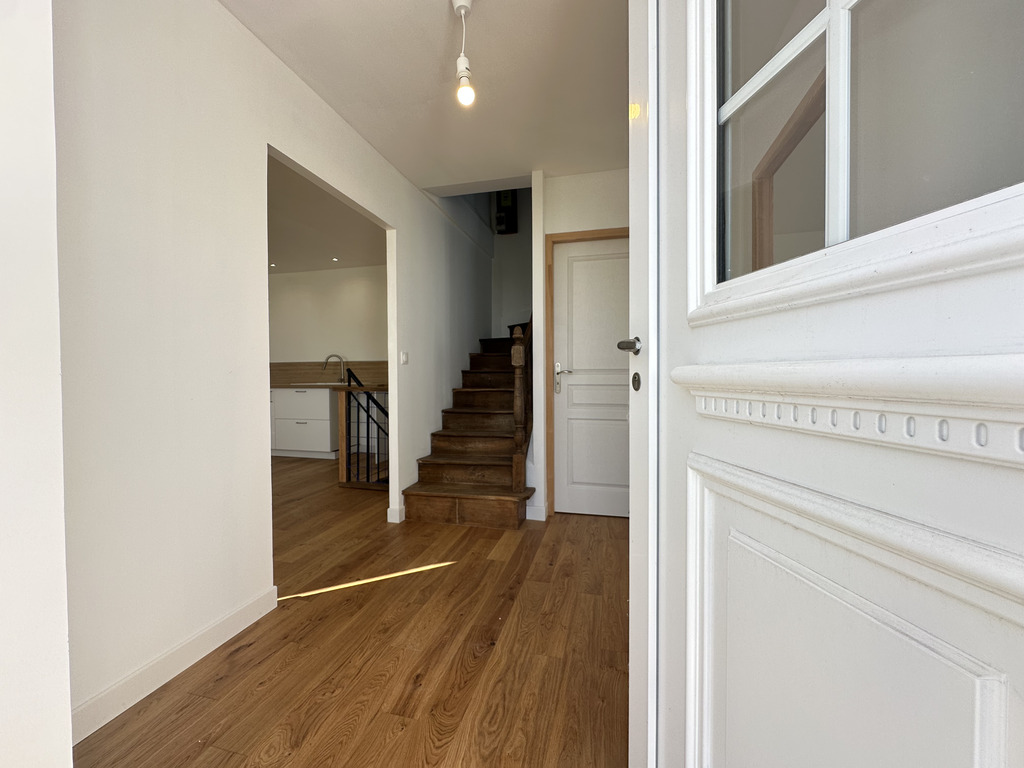 Querrien- Caractère & Luminosité Pour Cette Maison En Pierre Entièrement Rénovée de 150 m² avec Jardin & Vue Dégagée !