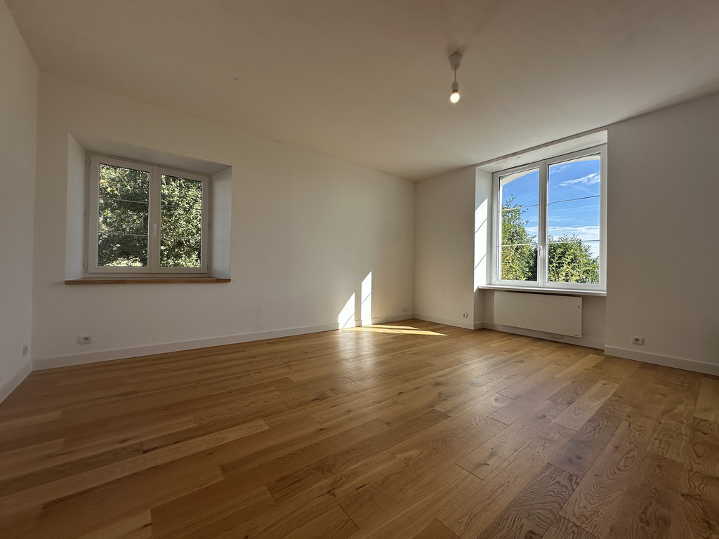 Querrien- Caractère & Luminosité Pour Cette Maison En Pierre Entièrement Rénovée de 150 m² avec Jardin & Vue Dégagée !